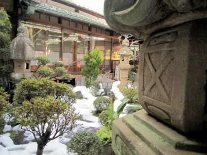 灯籠と中庭の雪景色
