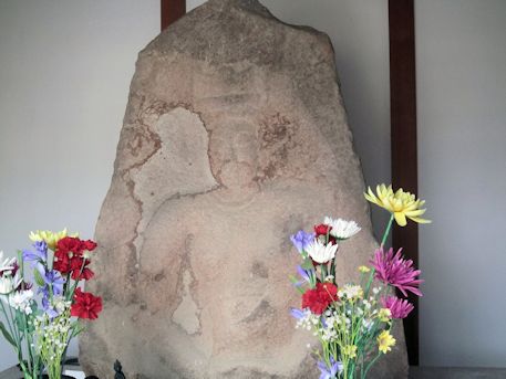 石造伝弥勒菩薩座像