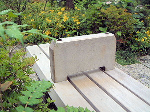 檜町公園の木製ベンチ
