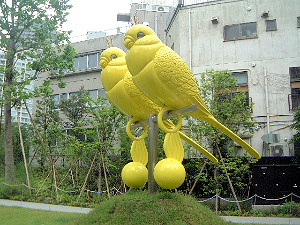 赤坂サカスの鳥モニュメント