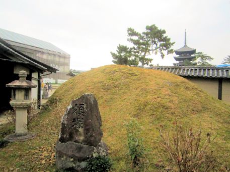 興福寺の額塚