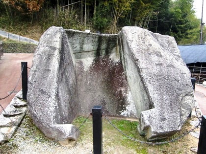横口式石槨の鬼の俎 雪隠古墳 奈良の宿大正楼