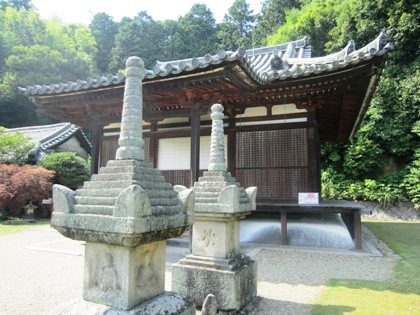 円福寺本堂と宝篋印塔