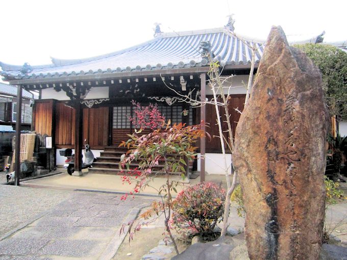 松尾芭蕉句碑と称念寺本堂