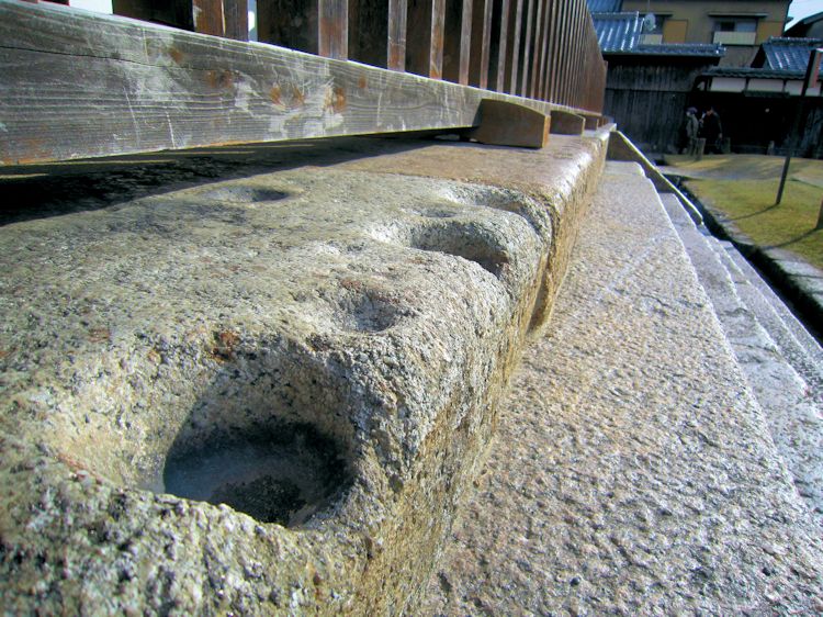 東大寺転害門の盃状穴