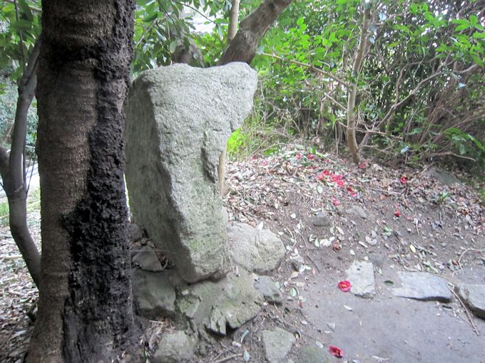 平等寺の人像石