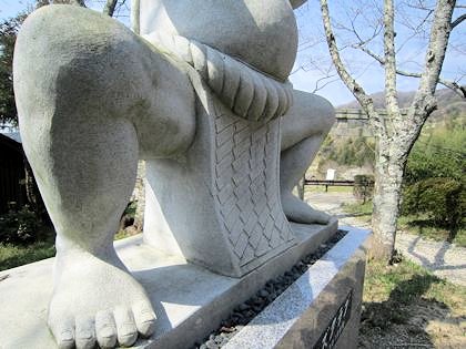 相撲神社の力士像