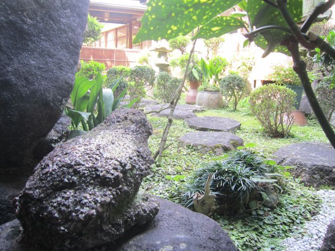 中庭の蛙石
