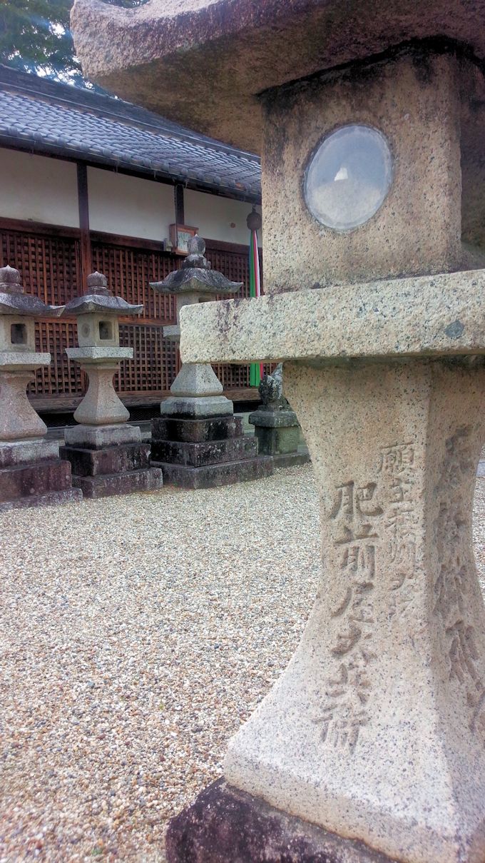 新屋敷坐春日神社の石燈籠