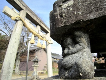 十二柱神社の力士像