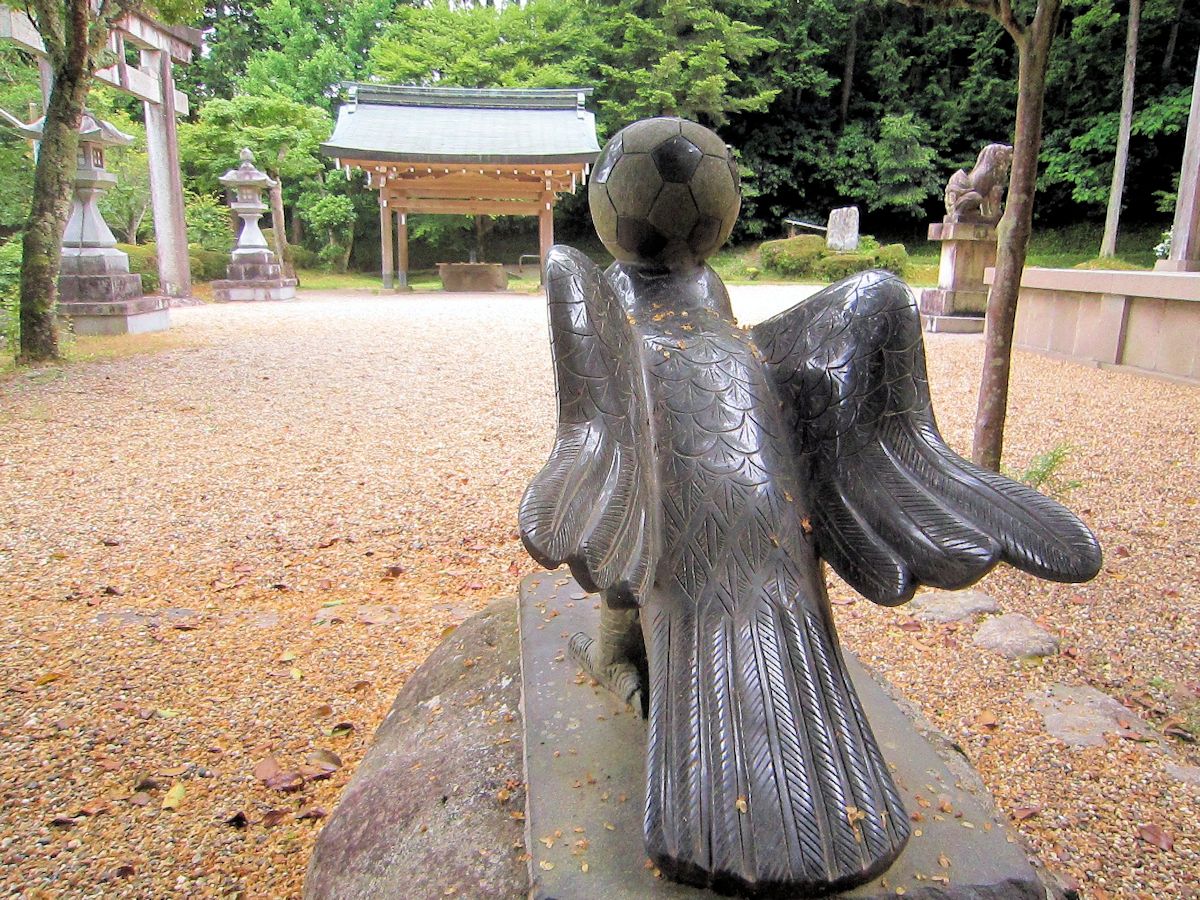 八咫烏神社のヤタガラス像