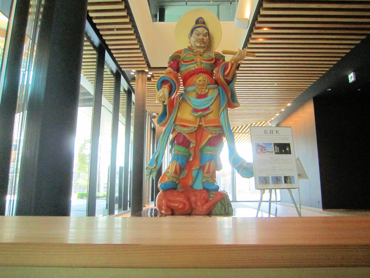 奈良県コンベンションセンターの四天王像