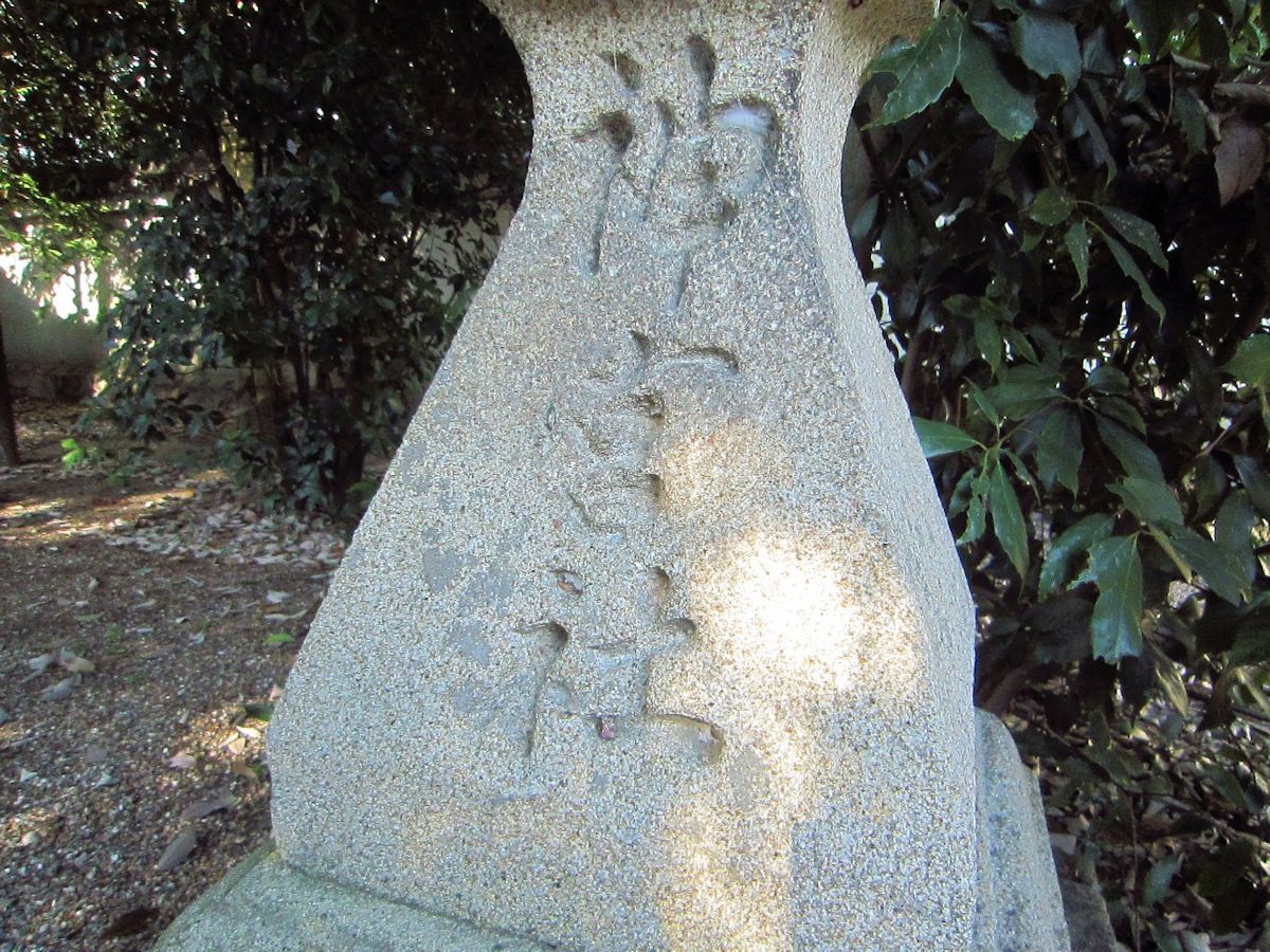 辰市神社の石燈籠