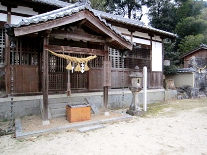 甘樫坐神社拝殿と立石