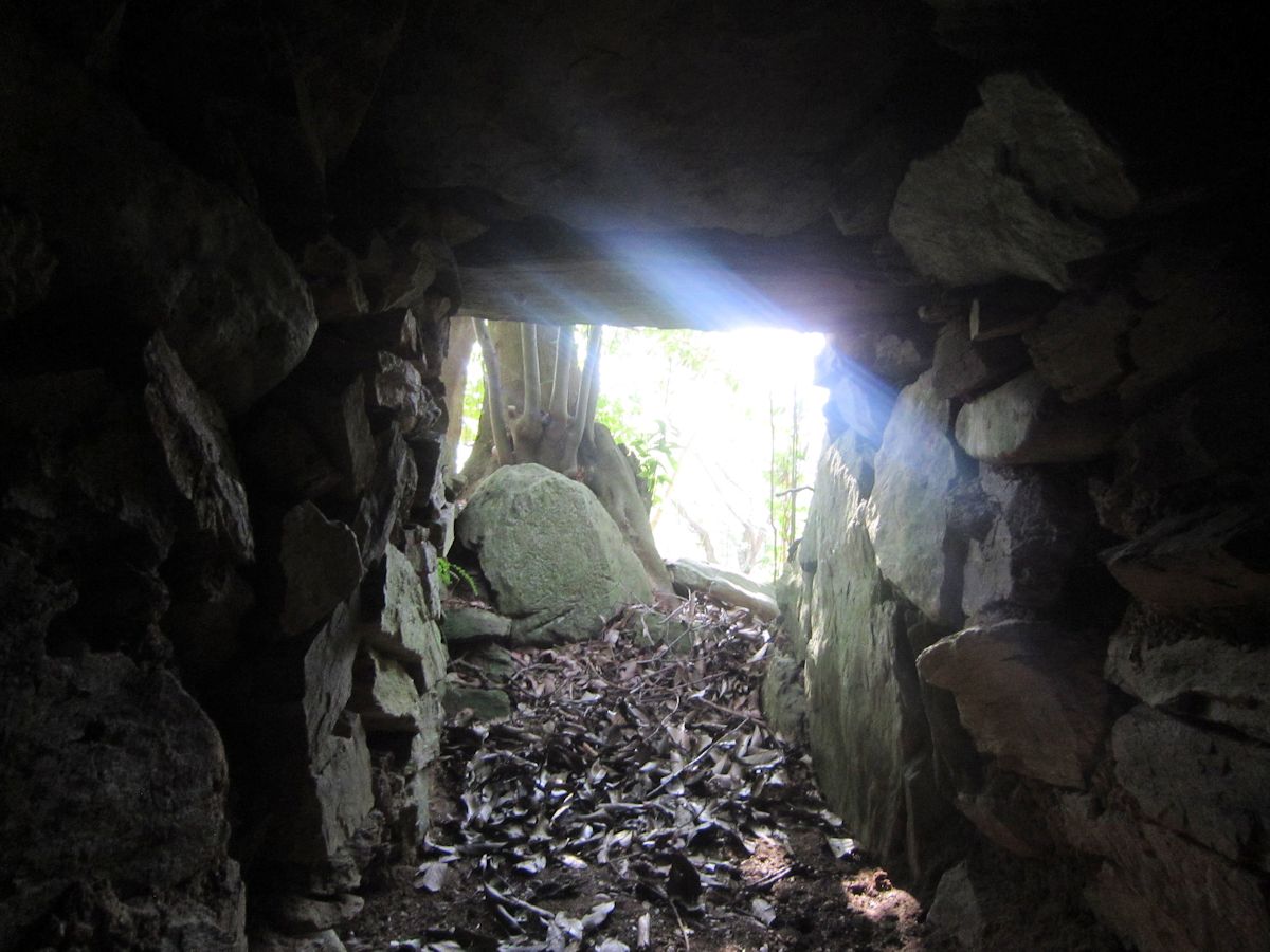 稲荷山古墳の横穴式石室