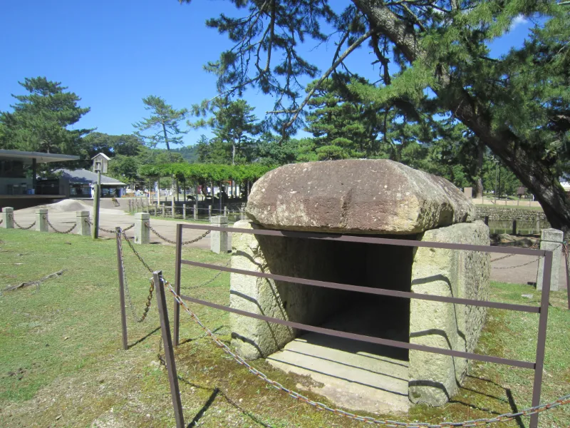 奈良国立博物館前の石棺