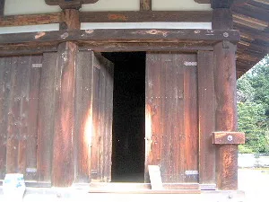 秋篠寺本堂入口