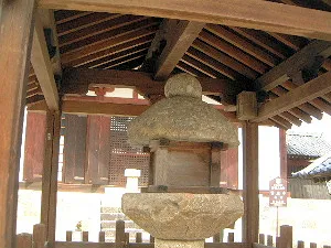 日本最古の石燈籠・当麻寺金堂