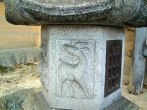 秋篠寺の石燈籠
