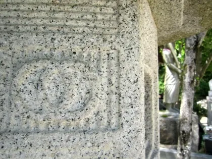 長谷寺石燈籠の輪違い紋