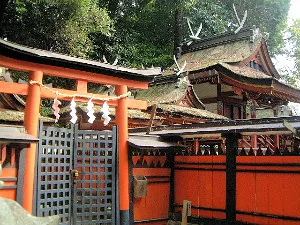 夜都伎神社の鳥居・社殿