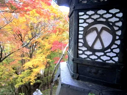 談山神社の紅葉・釣燈籠の鎌
