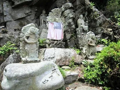 神霊石の大岩・松尾寺