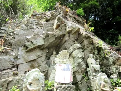 神霊石の大岩