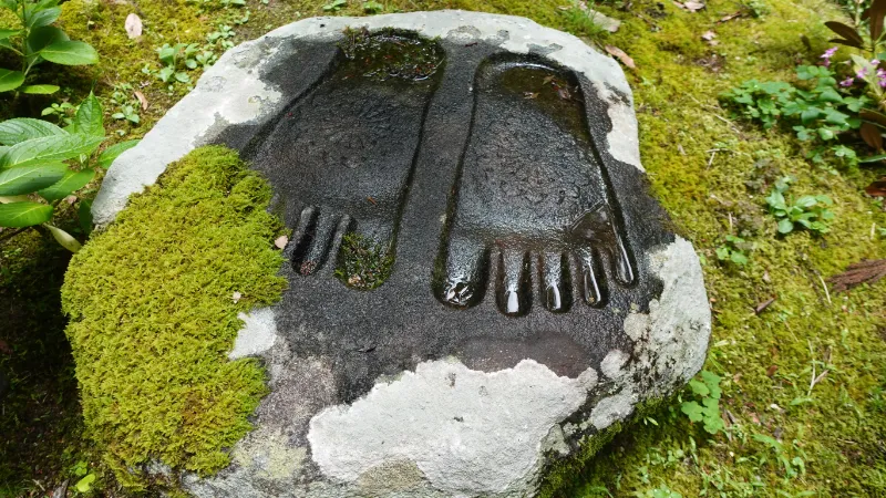 岡寺の仏足石