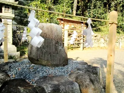 誕生石・玉列神社