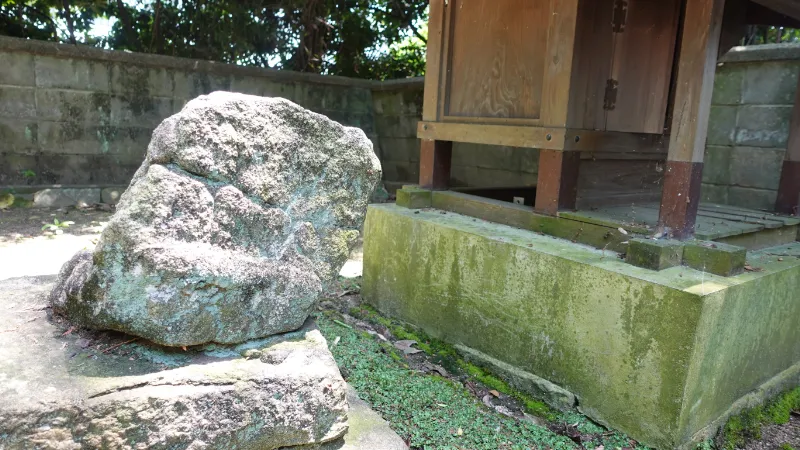 伊勢降神社の神石