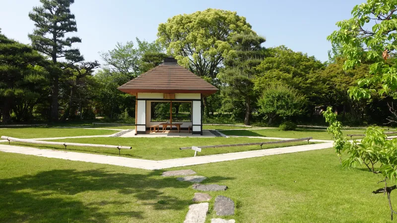 柳沢文庫の前庭