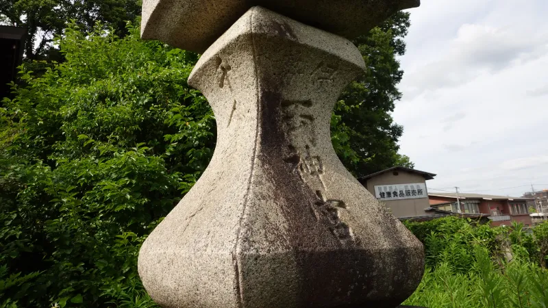 統神社石燈籠