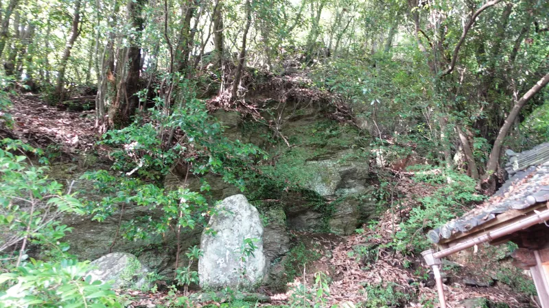 水分神社の岩壁