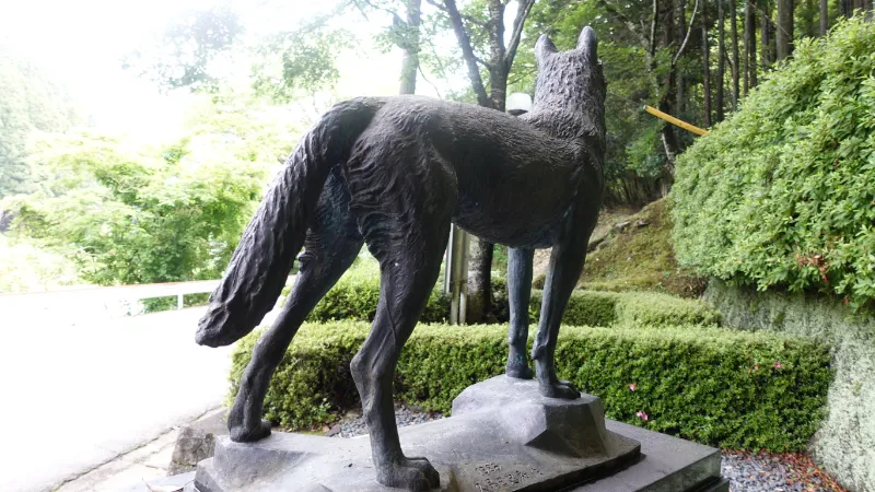 東吉野村のニホンオオカミ像