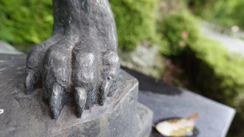 ニホンオオカミ像の掌