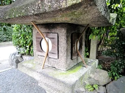 真幡寸神社の石灯籠