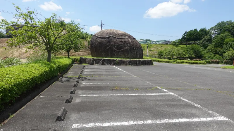 山添村ふるさとセンター駐車場と長寿岩