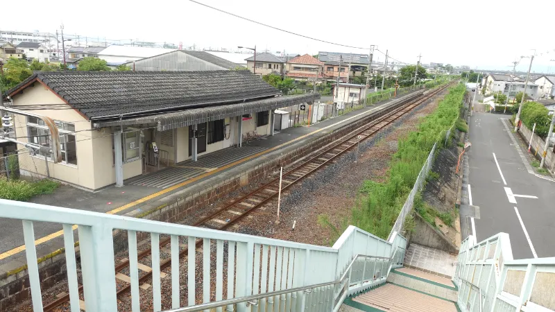 北花内跨線橋から見るJR大和新庄駅プラットフォーム