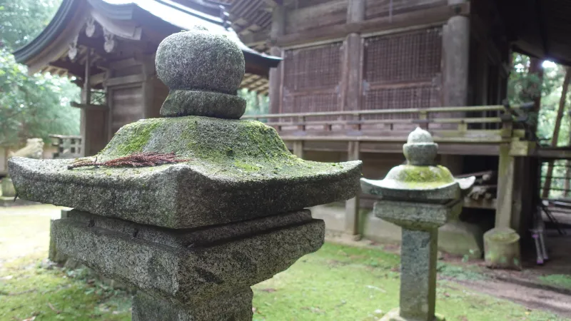 飛鳥川上坐宇須多伎比売命神社の石燈籠