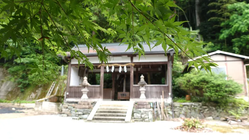 降剣神社拝殿と青紅葉