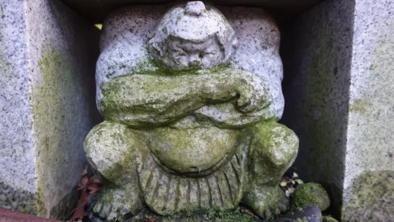 相撲神社の力士像