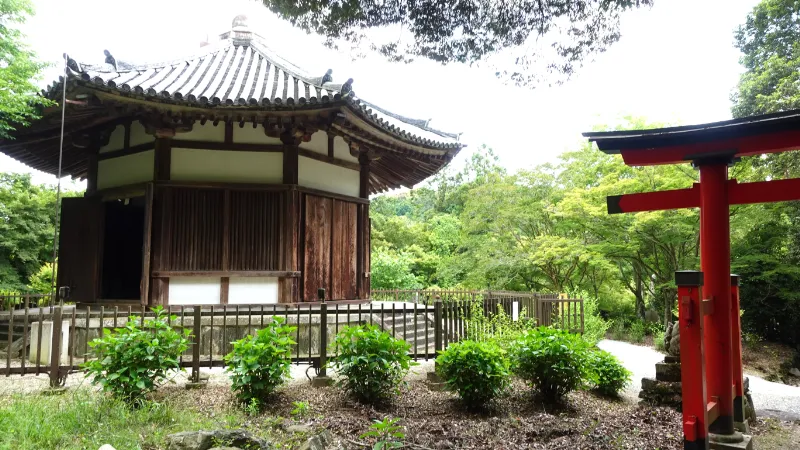 小島町御霊神社の両部鳥居と栄山寺八角円堂