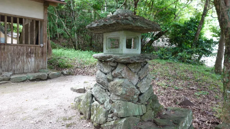 小島町御霊神社の石燈籠