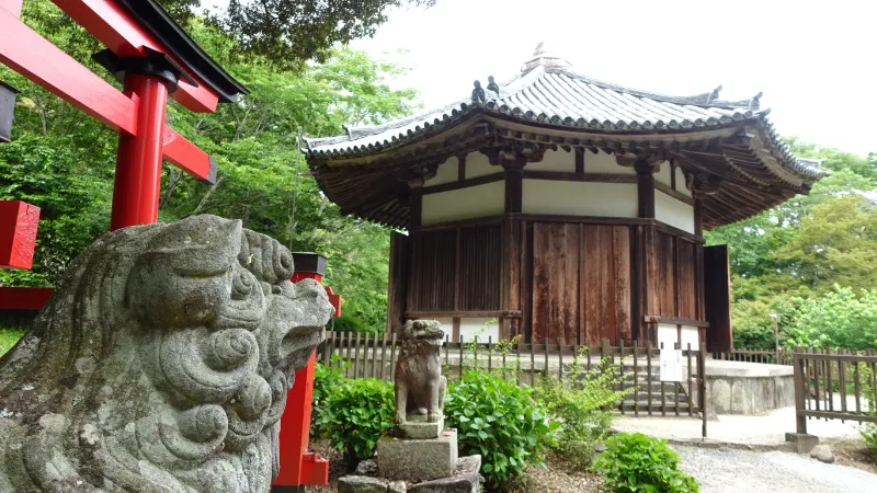 小島町御霊神社の狛犬と栄山寺八角円堂